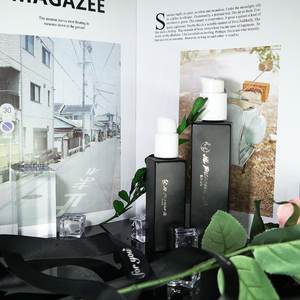 Botella de vidrio cuadrada para el cuidado de la piel, embalaje con bomba blanca, de 30ml, 40ml, 100ml, con logotipo de estampado en caliente personalizado, ecológico, color negro mate y rosa - Product Image 4