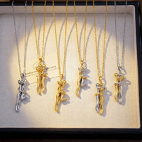 Collier bicolore pour couple, garçon et fille s'embrassant, design minimaliste de niche, chaîne de clavicule personnalisée