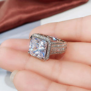 F1436 Anello di fidanzamento da donna in oro bianco con diamante sintetico taglio Princess, colore G, con diamanti laterali - Product Image 6