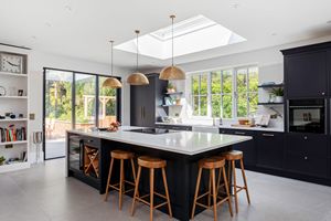 Phòng Trưng Bày Tùy Chỉnh Sang Trọng Tủ Bếp Gỗ Cứng Walnut Cổ Điển - Product Image 4