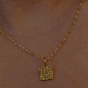 Collar de Acero Inoxidable de Buena Calidad, Chapado en Oro, con Símbolo de la Suerte en Forma de U - Product Image 2