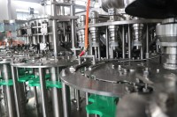 Machine d'emballage automatique 2000BPH PET bouteille 200ml UHT lait pasteurisé jus de fruits Machine d'application d'eau engrenage PLC 500ml