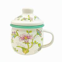 Tasse à thé Senny 8 cm en émail avec couvercle, motif floral blanc bombé, bord vert menthe, vente en gros usine