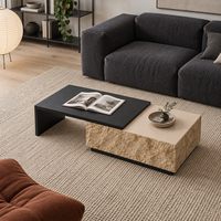 Ensemble de tables basses à plateau courbé avec bloc texturé imitation roche en ton or pour des aménagements de salon modernes et spacieux