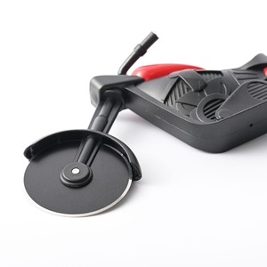 Yaratıcı Motosiklet Pizza Kesici, Döner Tekerlekli Bıçaklı, Elektrikli Bisikletle Uyumlu, Paslanmaz Çelik, Standlı - Product Image 3