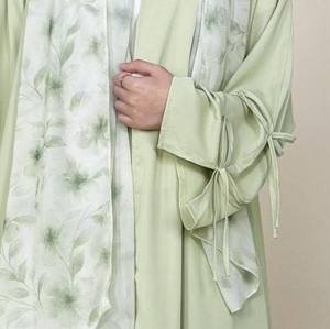 Robe Abaya en Polyester Imprimée Personnalisée de Luxe de Haute Qualité avec Devant Ouvert et Hijab pour Femmes Musulmanes - Product Image 2