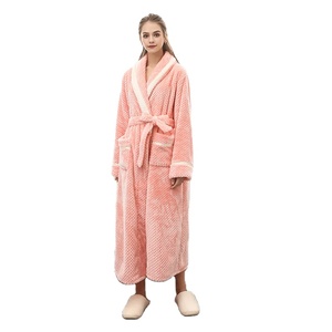 <span class=keywords><strong>Peignoir</strong></span> en flanelle à carreaux ananas d'hiver unisexe épaissi <span class=keywords><strong>grande</strong></span> <span class=keywords><strong>taille</strong></span> longueur au genou Robe tissée à la mode pour les couples - Product Image 3