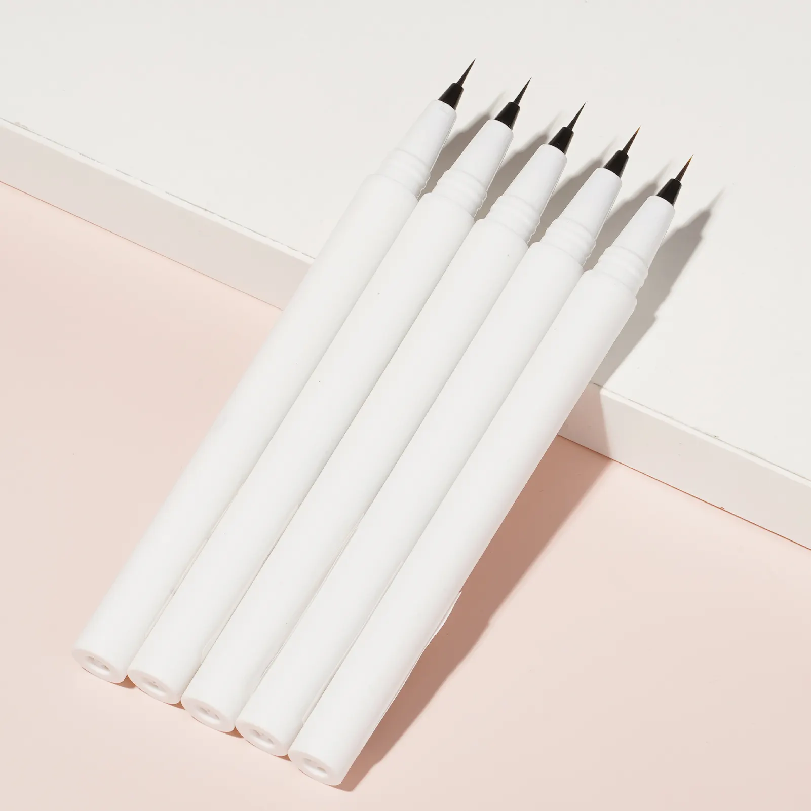फ़ैक्टरी कस्टम पानी-आधारित आइब्रो पेंसिल कम MOQ सुपर वाटरप्रूफ प्राइवेट लेबल लिक्विड अल्ट्रा फाइन ब्रो पेन लिक्विड