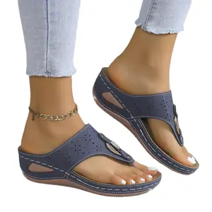 Pantoufles de créateur de luxe pour filles de marques célèbres Pantoufles personnalisées pour femmes et dames Sandales à talons plats de fournisseur de plage