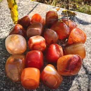 थोक प्राकृतिक Tumbled क्रिस्टल हीलिंग पत्थर Carnelian Tumbles चक्र या घर की सजावट के लिए