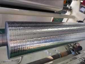 Rouleau de <span class=keywords><strong>tissu</strong></span> non tissé composite gaufré imperméable et <span class=keywords><strong>isolant</strong></span> thermiquement avec feuille d'aluminium réfléchissante pour matériaux d'isolation - Product Image 5