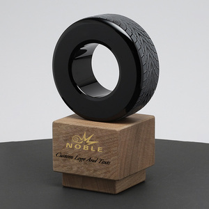 Nouveau trophée de conduite en cristal personnalisé de qualité supérieure, en forme de pneu de camion de 1 million de kilomètres, avec base en bois, logo personnalisé, pour exposition automobile, artisanat sportif, cadeau - Product Image 1