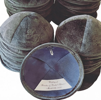 Kippa personnalisée en velours gris anthracite, monogramme ton sur ton, doublure intérieure marine, Kippot, cadeaux Judaïca pour faveurs de mariage