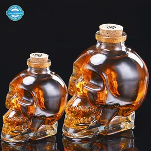 Venta al por mayor claro 100mL 180ml 400ml 750ml forma de calavera botella de vodka de vidrio vacía con tapa de corcho