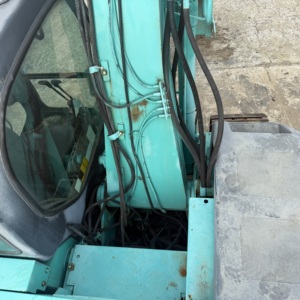Expédition rapide : Moteur d'engrenage résistant à l'usure et à traction fluide pour pelle Kobelco SK135SR d'occasion, idéal pour les travaux de remblaiement industriel en carrière de pierres. - Product Image 6