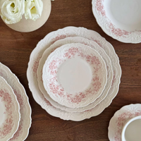 Ensemble de tasses et d'assiettes en céramique à imprimé floral rose baroque européen avec un design en dentelle en relief, ensemble d'assiettes à dîner vintage pour mariage