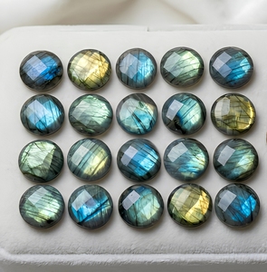 Piedra Preciosa Natural de Labradorita Exclusiva, Corte Redondo Facetado en Ambos Lados, con Destello Azul Verde, para Fabricación de Joyería - Product Image 1
