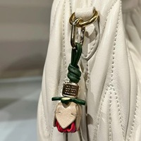 2025 nouveau cuir en peau de mouton couleur gland fleur sac petits ornements mode délicat voiture porte-clés pendentif