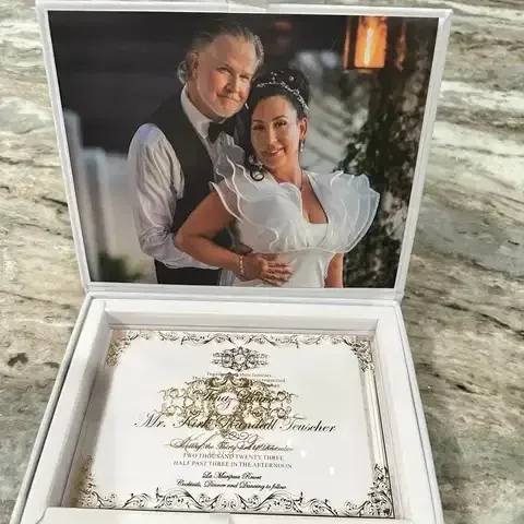Caja de regalo de invitación de acrílico transparente elegante de terciopelo blanco de lámina dorada caja de invitación de boda de lujo de tapa dura con impresión personalizada