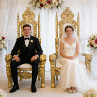 Chaise de trône royale classique élégante avec cadre en feuille d'or, revêtement en cuir blanc, durable, pour entrée de villa, parc, mariage, événement, salon
