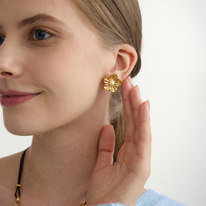 Boucles d'oreilles à clipser en forme de fleur, plaquées or 18 carats, incrustées de perles, en acier inoxydable, pour un usage quotidien - Product Image 3