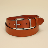 Ce ceinture élégant en alliage noir pleine fleur avec boucle plaquée polie, trous de réglage espacés uniformément, minimaliste, intemporel et décontracté.