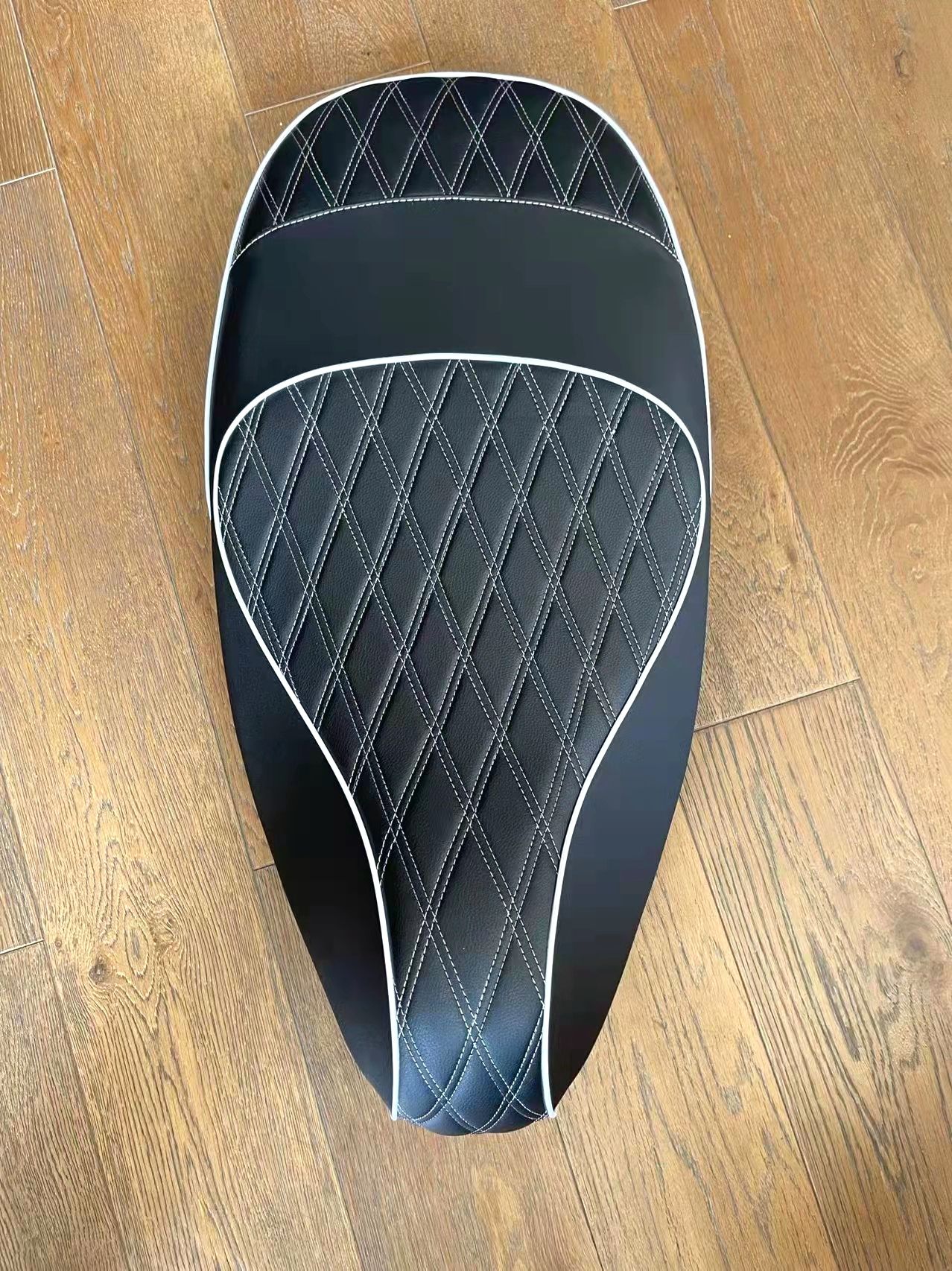 ลายเส้นสีดำและสีขาว