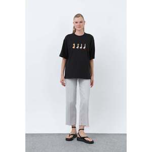 เสื้อยืดสีดำลำลองสำหรับผู้หญิงของโซลแบรนด์พร้อมลายพิมพ์รูปเป็ดแบบมินิมอล เสื้อแขนสั้นสวมใส่สบายสำหรับสวมใส่ในชีวิตประจำวัน - Product Image 1