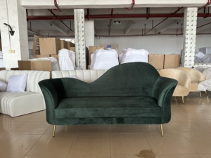 Sofá de Dos Plazas Curvo de Terciopelo Verde Oscuro Estilo Retro Francés, con Patas de Metal Dorado, para Bodas y Eventos, Venta al Por Mayor de Fábrica - Product Image 3