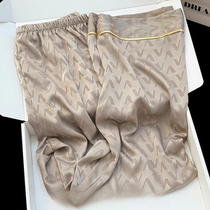 Setelan Piyama Satin Bordir Polos Kustom 2 Potong Pria Sutra Mewah Piyama Kosong Setelan Tidur Pria Piyama Satin - Product Image 3