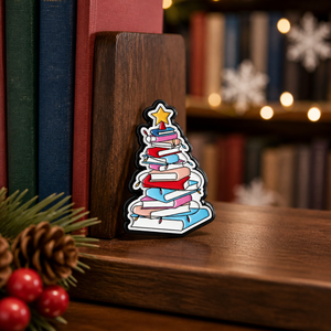 Spilla smaltata a tema natalizio con albero di Natale, libri impilati, stella gialla e luci a stringa, regalo di Natale per lettori, amanti dei libri e bibliotecari - Product Image 4