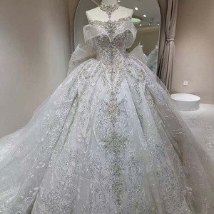 Vestido de Novia DW0195 Vintage Moderno con Hombros Descubiertos, Lentejuelas Color Marfil, Cola de Capilla, Encaje Largo y Flores de Cristal - Product Image 4