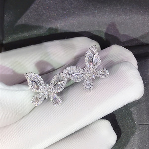 Orecchini a farfalla in oro bianco con strass di cristallo incastonati a canale per l'uso quotidiano da donna, stile classico - Product Image 3