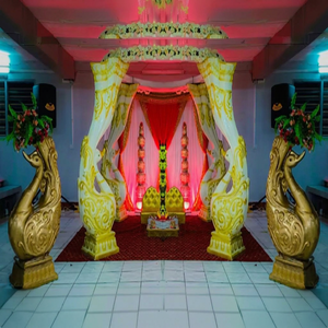 Elegante Mandap de Boda del Sur de la India con Diseño de Pavo Real, Pilar de Pavo Real Blanco, Mandap de Boda con Pilares de Pavo Real de Diseño - Product Image 1