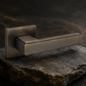 มือจับประตูแบบก้านโยก รุ่น Rose Door Handle สีบรอนซ์ด้าน ผลิตจากทองเหลืองคุณภาพสูง สำหรับประตูภายในบ้าน สำนักงาน และพื้นที่เชิงพาณิชย์ - Product Image 4