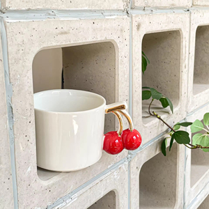 Mug à café en céramique créatif et moderne, peint à la main, avec bordure dorée, cerise rouge et blanc, 300 ml, pour le bureau, la maison et les occasions festives - Product Image 3