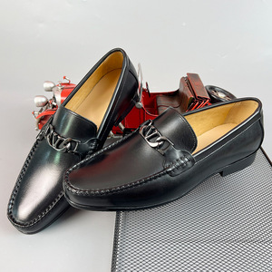 Mocassins en cuir véritable pour hommes, bout carré, respirants, semelle souple, chaussures décontractées d'été avec décoration à boucle - Product Image 1