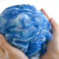 Vente en gros de pouf éponge de douche en luffa éponge de douche PE bleue personnalisée écologique pour le corps éponge de douche en filet à récurer