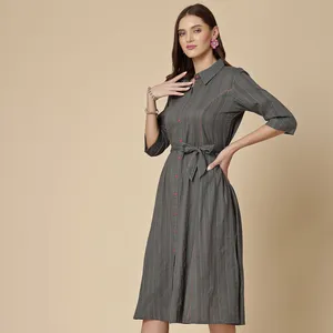 Robe d'été décontractée pour femme, grise unie, longueur genou, en coton et lin, manches longues, boutonnée, coupe trapèze, col carré - Product Image 1