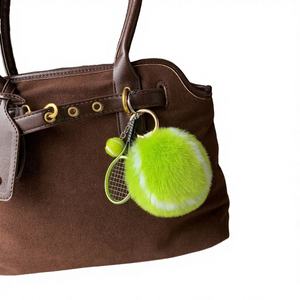 Porte-clés mignon en fausse fourrure de renard, doux, en forme de raquette de tennis, design anime, avec pendentif pelucheux en forme de balle, jouet à suspendre - Product Image 2