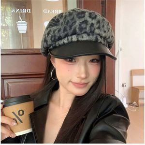 หมวกเบเร่ต์ลายเสือดาวสำหรับฤดูใบไม้ร่วงและฤดูหนาวใหม่ พร้อมปีกหมวกหนัง PU แฟชั่นสำหรับผู้หญิง - Product Image 4