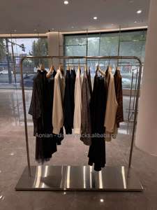 Exhibidores de Ropa Personalizados para Tiendas, Estante de Ropa de <span class=keywords><strong>Metal</strong></span> Plateado Montado en la Pared, Estante de Ropa de Acero Inoxidable Plateado para Tienda - Product Image 3