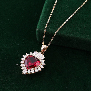 <span class=keywords><strong>Collana</strong></span> <span class=keywords><strong>con</strong></span> <span class=keywords><strong>Rubino</strong></span> Sintetico da 5 Carati e Catena da 18 Pollici, Taglio a Cuore, Diamante in Oro Giallo 14k per Matrimonio - Product Image 4