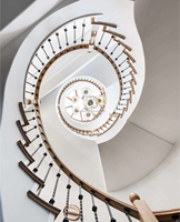 Escalier en bois de chêne rond en spirale, couleur claire