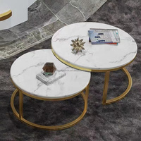 Ensemble de tables basses gigognes modernes et élégantes, plateau en marbre blanc avec structure en métal doré, tables rondes empilables pour café, restaurant