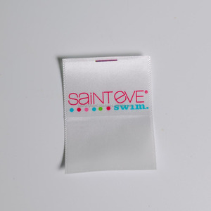 Étiquette de col en tissu gaufré imprimé avec logo personnalisé Design étiquette de cou élégante pour t-shirts et robes - Product Image 2