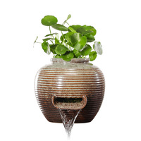 Système de circulation d'eau pour aquarium de style traditionnel avec cascade, design en pot de céramique, pour bassin extérieur et aquarium de cour.