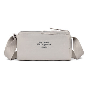 Sac bandoulière en nylon avec logo brodé personnalisé, sangle réglable, multi-poches, sac à bandoulière décontracté pour tous les jours - Product Image 4