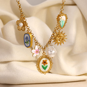 Collier avec pendentif fleur, plaqué or 18 carats, breloques en perles, à porter au quotidien - Product Image 4