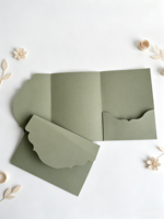 En stock : Pochette d'invitation de mariage à trois volets, bord festonné, vert sauge, pochette pour invitations de mariage et événements